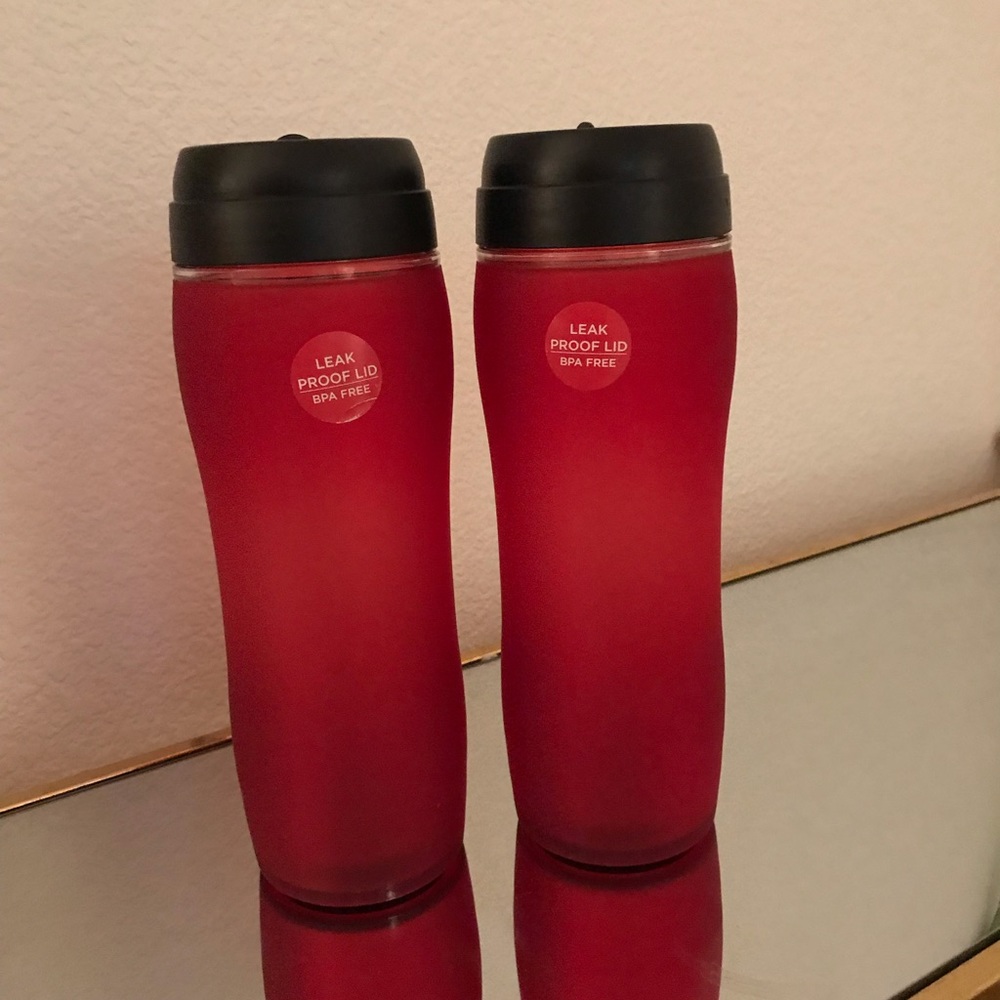 Set of thermal traveling mugs.